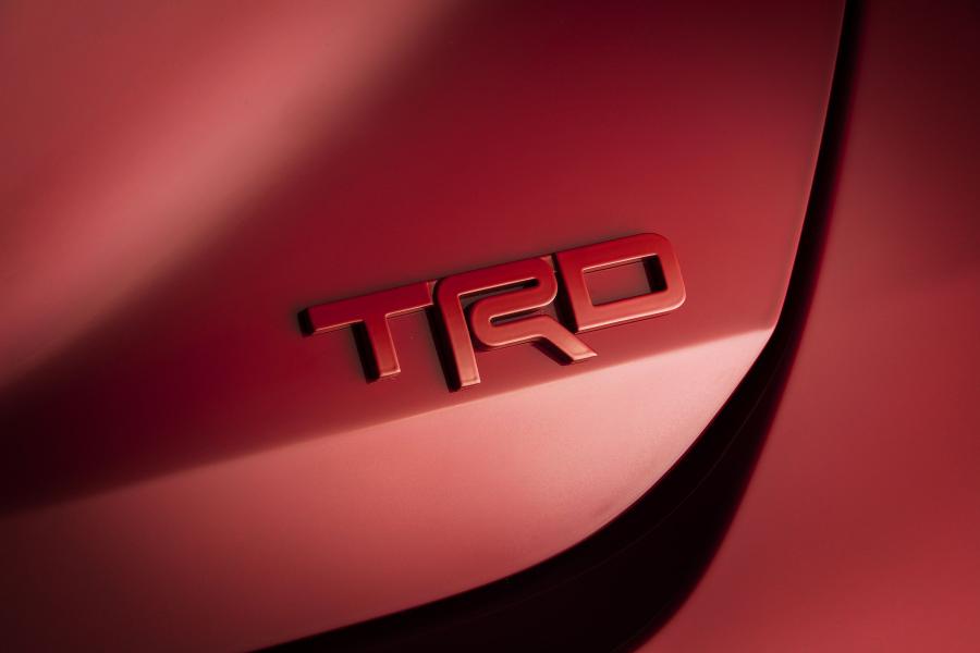 Логотип Toyota Avalon TRD 2019 года  (фото 2 из 44)